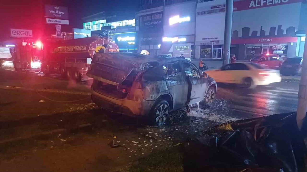 AYDIN’IN EFELER İLÇESİNDE TIRLA ÇARPIŞTIKTAN SONRA ALEV TOPUNA DÖNEN TESLA MARKA ELEKTRİKLİ...