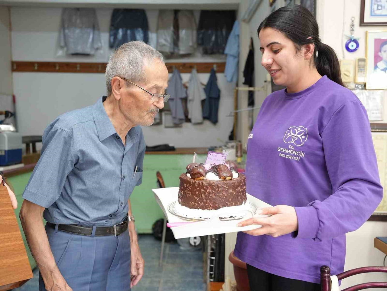 AYDIN’IN GERMENCİK İLÇESİNDE 67 YILDIR TERZİLİK YAPAN, GEÇMİŞ YILLARDA YILIN AHİSİ SEÇİLEN 79...