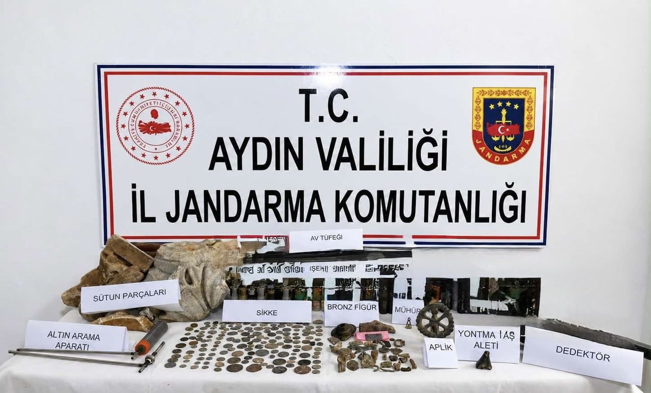 AYDIN’IN KARACASU İLÇESİNDE JANDARMA EKİPLERİNCE İKİ ŞÜPHELİNİN EVİNE DÜZENLENEN OPERASYONDA...