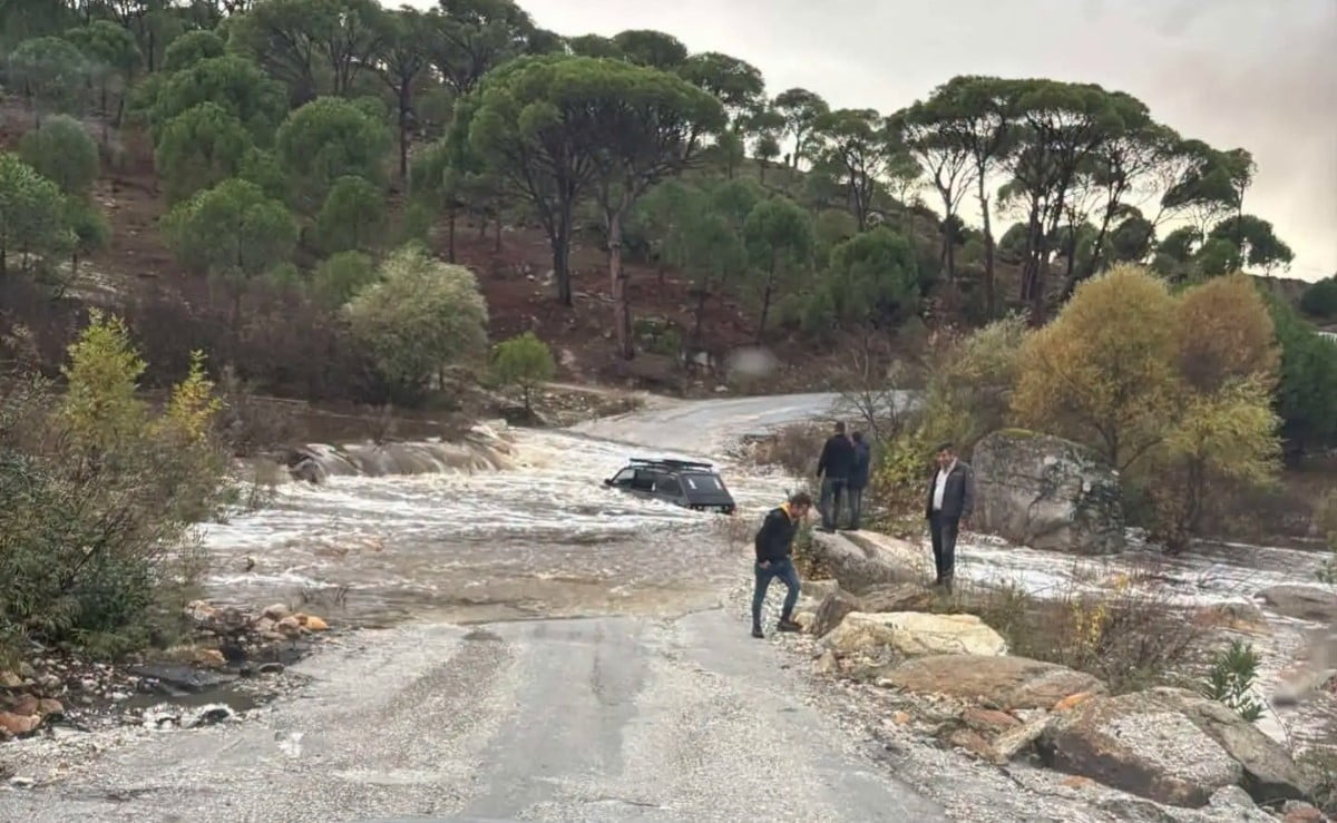 AYDIN’IN KOÇARLI İLÇESİNDE, SAĞANAK YAĞIŞLA BİRLİKTE SARIÇAY DERESİ’NİN TAŞMASI SONUCU YOLDAN...