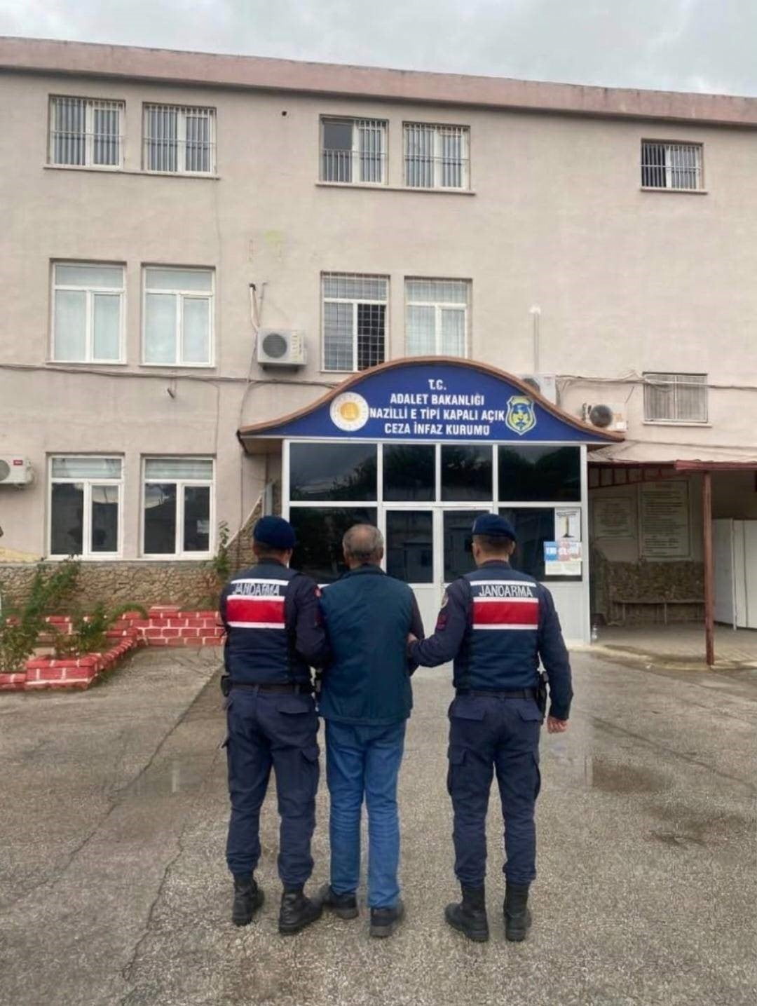 AYDIN’IN KUYUCAK İLÇESİNDE JANDARMA EKİPLERİNCE 3 ŞÜPHELİNİN EVİNE DÜZENLENEN OPERASYONDA 7...