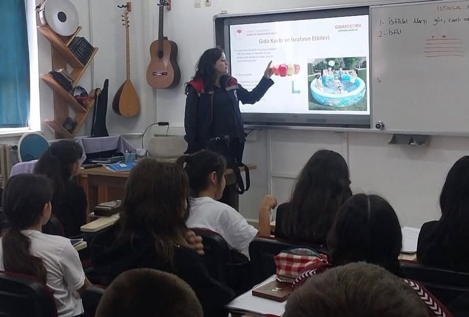 AYDIN’IN SÖKE İLÇESİNDE ORTAOKUL ÖĞRENCİLERİNE YÖNELİK GERÇEKLEŞTİRİLEN EĞİTİMDE ÖĞRENCİLERE...