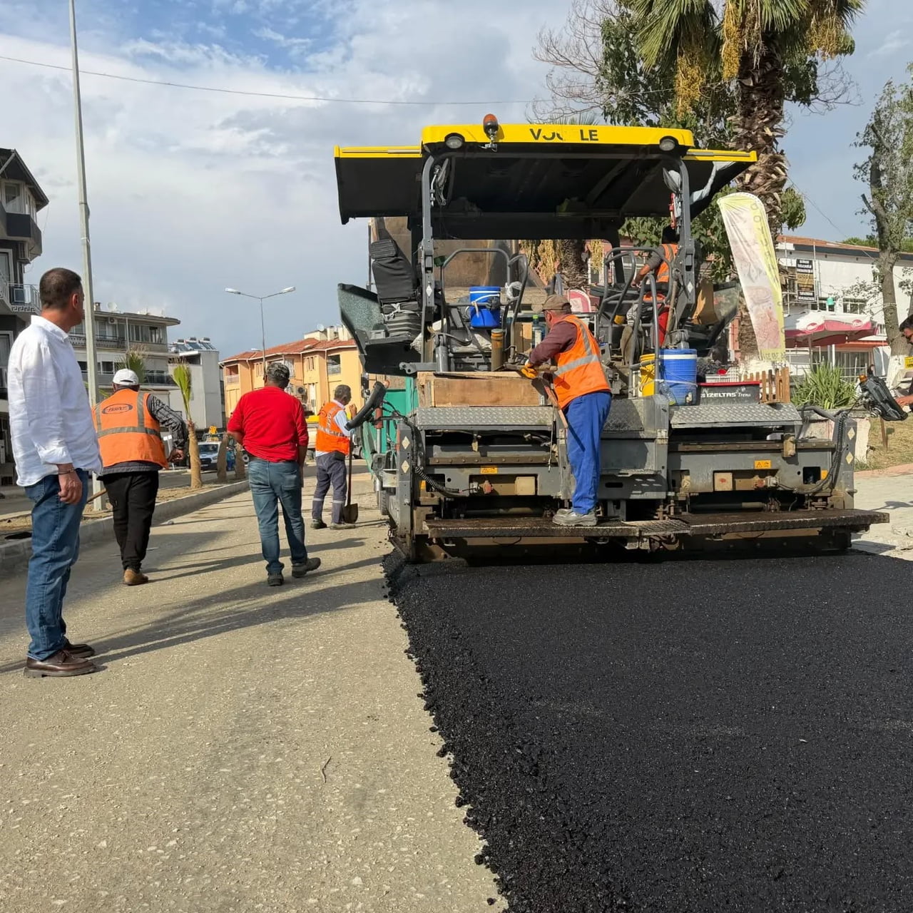 AYDIN’IN YENİPAZAR İLÇESİNDE BÜYÜK MENDERES CADDESİ’NDE SICAK ASFALT SERİMİ BAŞLARKEN, ÇALIŞMALARI...