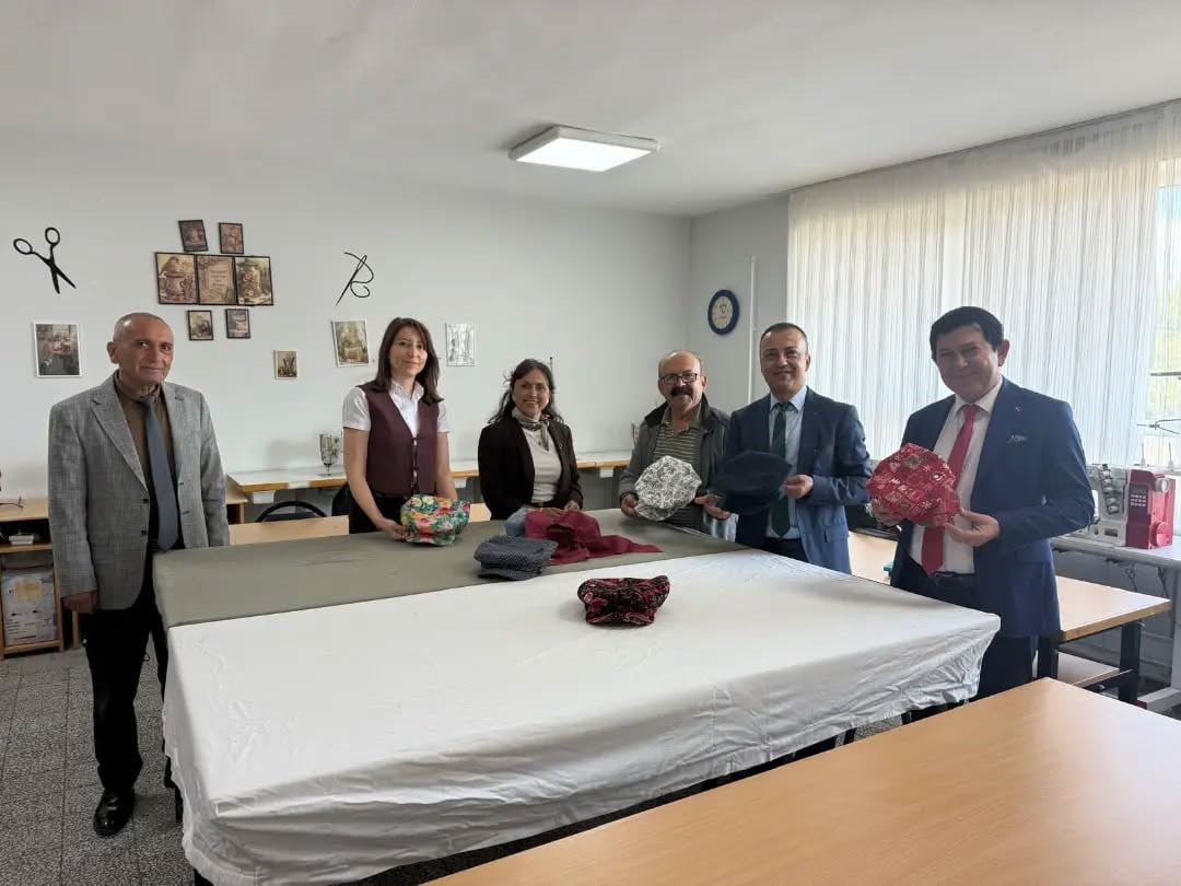 AYDIN’IN YENİPAZAR İLÇESİNDE GEÇMİŞTEN GÜNÜMÜZE TAŞINAN GELENEKSEL SEKİZ KÖŞELİ ŞAPKA YAPIMININ...
