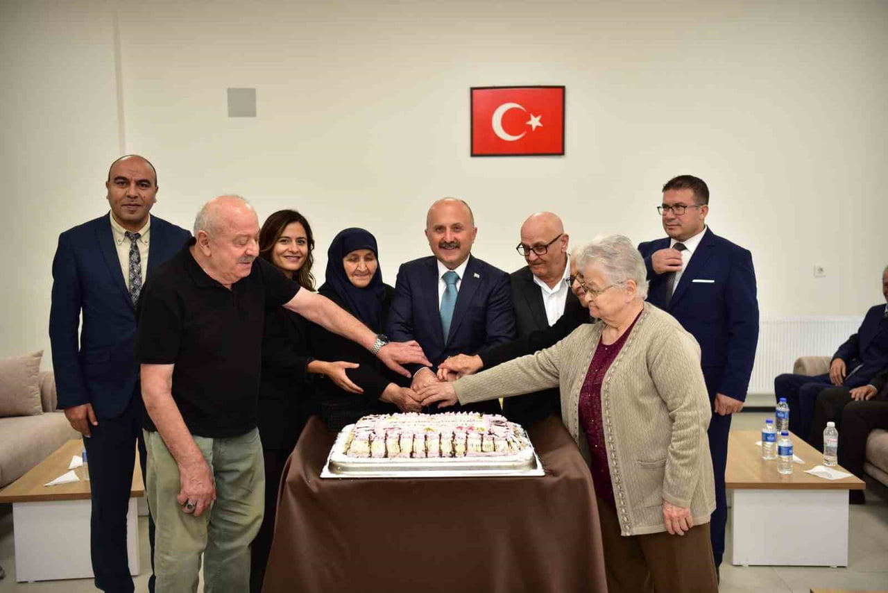 AYDIN VALİSİ DR. OSMAN VAROL, 1 EKİM DÜNYA YAŞLILAR GÜNÜ DOLAYISIYLA AYDIN HUZUREVİ YAŞLI BAKIM VE...