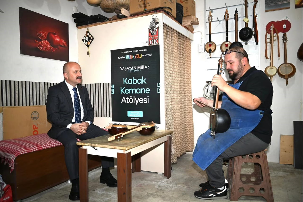 AYDIN VALİSİ DR. OSMAN VAROL, GELENEKSEL KABAK KEMANE YAPIMINI SÜRDÜREN SOMUT OLMAYAN KÜLTÜREL...