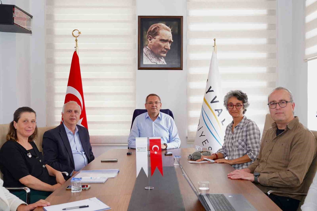 AYVALIK ALAN BAŞKANI DR. BERRİN AKIN AKBÜBER BAŞKANLIĞINDAKİ HEYET, AYVALIK BELEDİYE BAŞKANI MESUT...