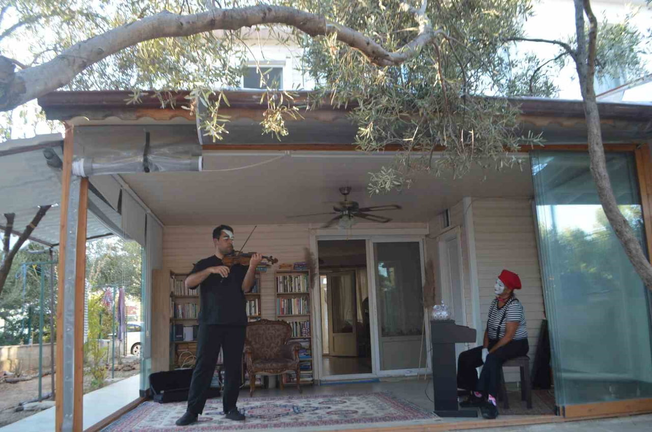 AYVALIK İLÇESİNDE, BİR EVİN BAHÇESİNDE GERÇEKLEŞTİRİLEN SIRA DIŞI SANAT GÖSTERİSİ, İZLEYENLERE...
