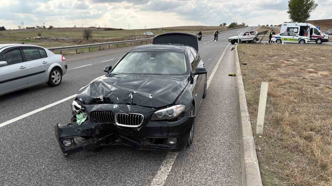 BABAESKİ İLÇESİNDE İKİ OTOMOBİLİN ÇARPIŞMASI SONUCU 1 KİŞİ YARALANDI.