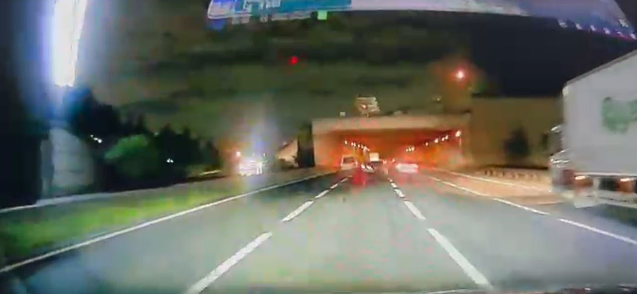 BAĞCILAR’DA GECE SAATLERİNDE AVRUPA OTOYOLU ÜZERİNDE MAKAS ATMAYA ÇALIŞAN OTOMOBİL, ÜÇ ARACIN...