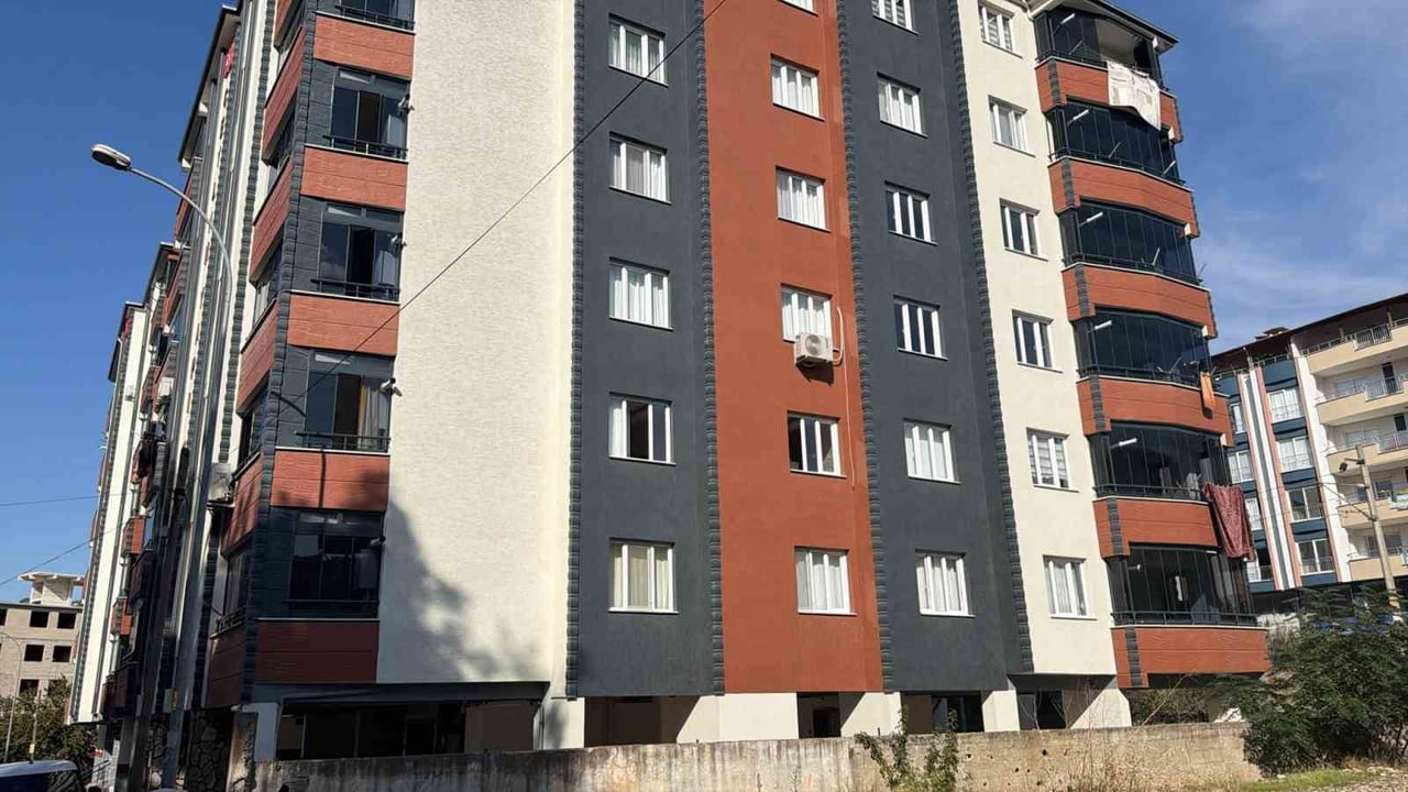 BAHÇE İLÇESİ BAHÇELİEVLER MAHALLESİ'NDE BULUNAN 6 KATLI BİR APARTMANIN DAİRESİNDE MEYDANA...