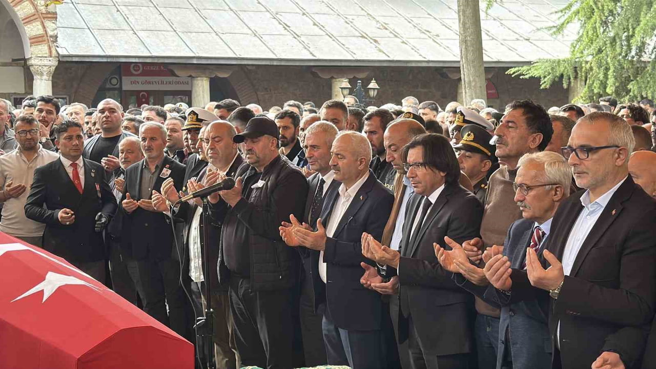 BALIKESİR'DE GECE NÖBETİ SIRASINDA GEÇİRDİĞİ KALP KRİZİ SONUCU 27 YAŞINDA HAYATINI KAYBEDEN UZMAN...