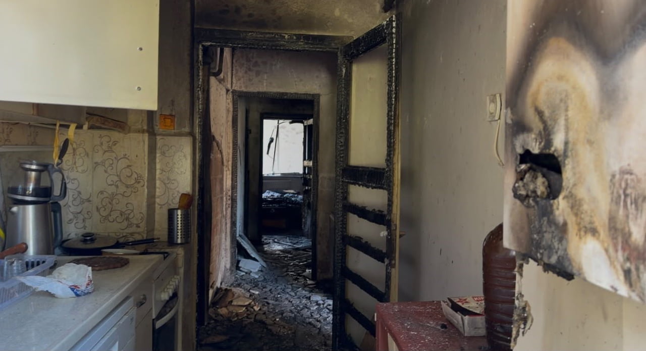 BALIKESİR'İN BANDIRMA İLÇESİNDE BİR APARTMAN DAİRESİNDE MEYDANA GELEN PATLAMANIN ARDINDAN ÇIKAN...