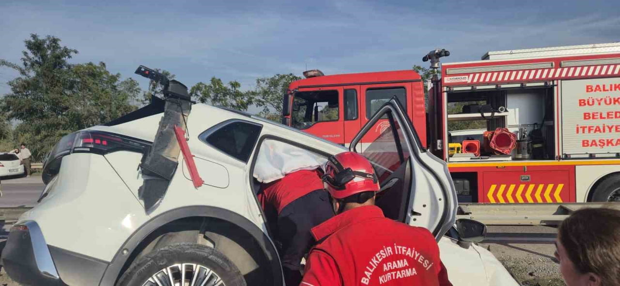 BALIKESİR'İN SUSURLUK İLÇESİNDE MEYDANA GELEN TRAFİK KAZASINDA BARİYERLERE ÇARPARAK REFÜJE GİREN...