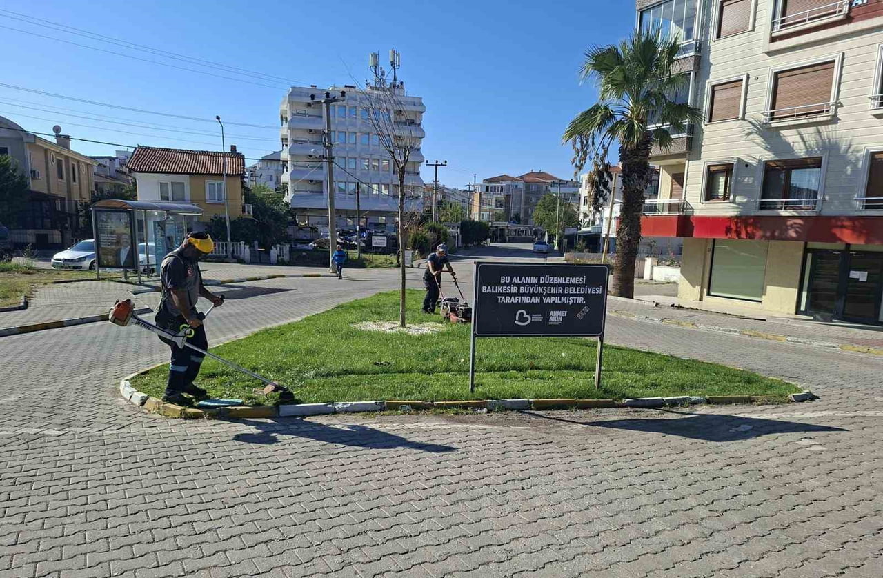 BALIKESİR BÜYÜKŞEHİR BELEDİYESİ’NDEN AYVALIK’TA REFÜJ VE KAVŞAKLARDA OT BİÇME...