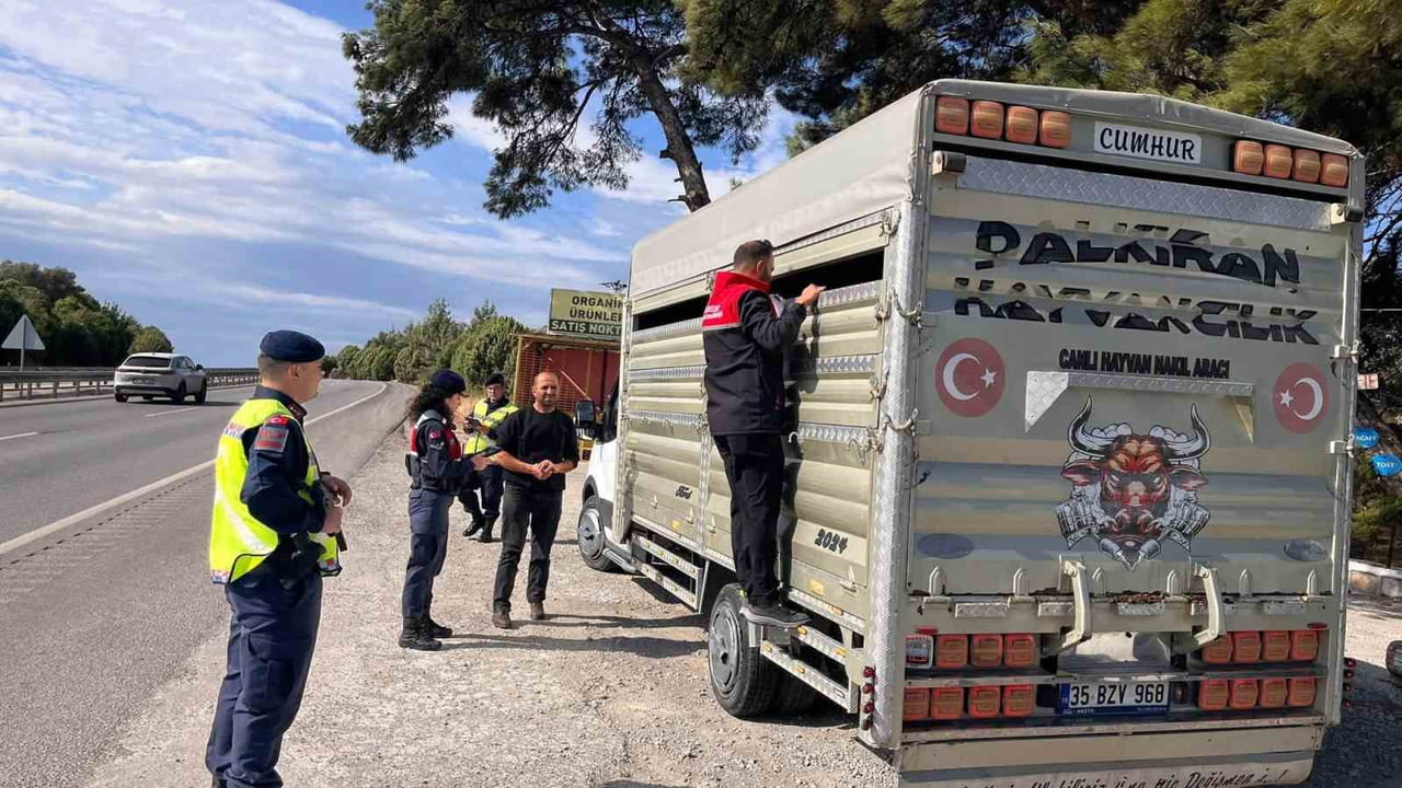 BALIKESİR’DE CANLI HAYVAN NAKİLLERİNE YÖNELİK YOL KONTROLLERİ GERÇEKLEŞTİRİLDİ
