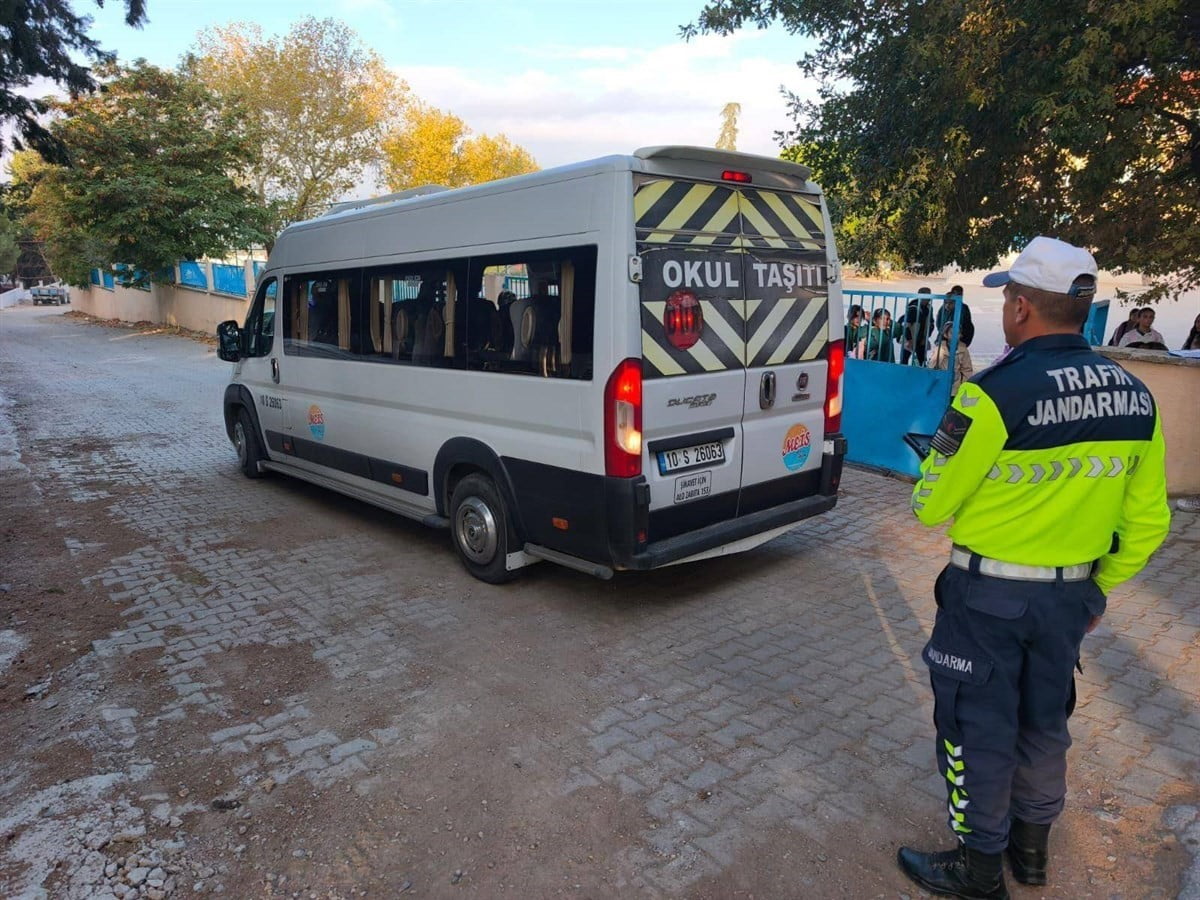 BALIKESİR’DE JANDARMA EKİPLERİNİN OKUL ÇEVRELERİ VE SERVİS ARAÇLARINA YÖNELİK DENETİMLERİNDE 109...