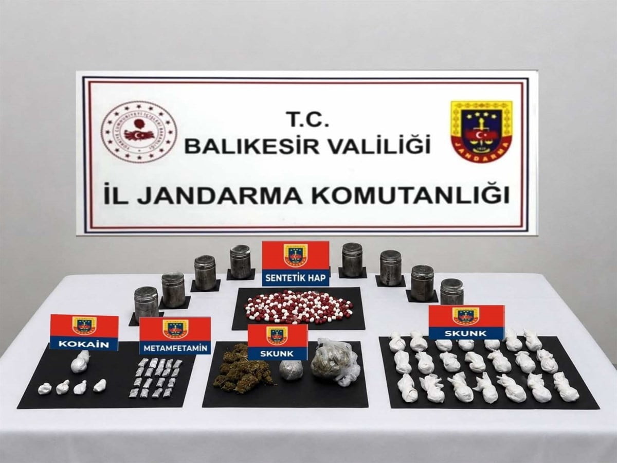 BALIKESİR İL JANDARMA KOMUTANLIĞI 13 İLÇEDE GERÇEKLEŞTİRDİĞİ UYUŞTURUCU OPERASYONLARINDA 3 KİLO...