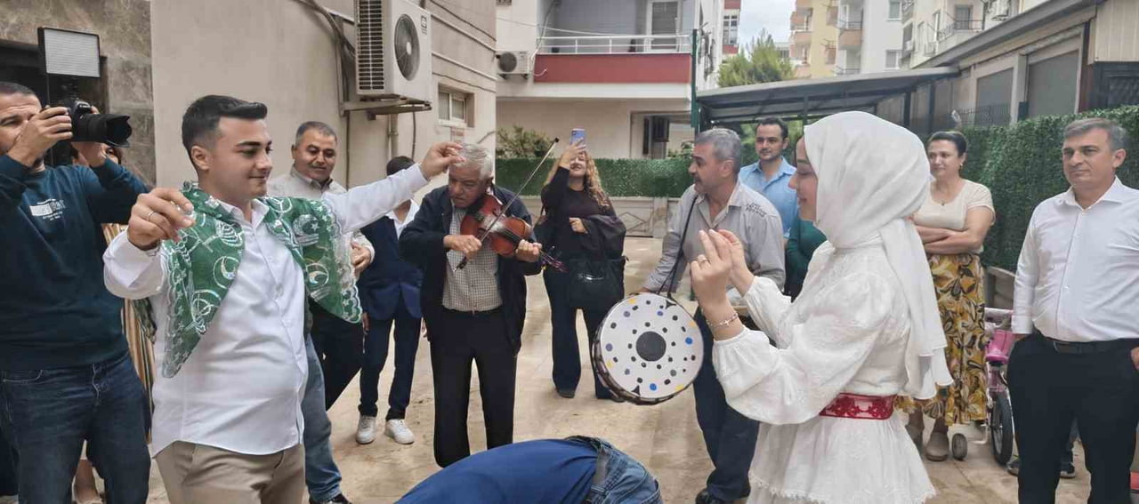 BALKONDA BULUŞAN ÇİFT AŞAĞI İNDİ. BURADA ÇİFTLE BİRLİKTE YAKINLARI DAVUL, ZURNA VE KEMAN...