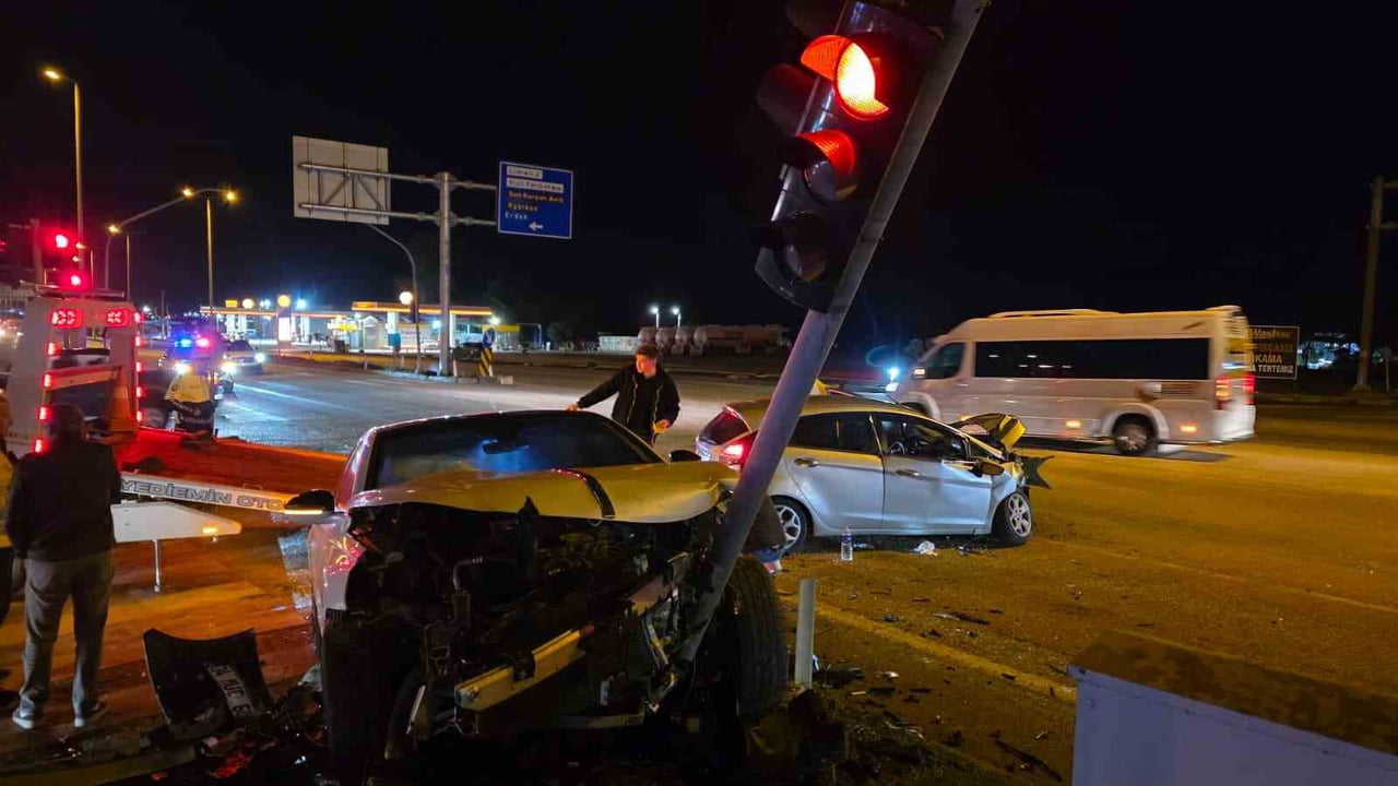 BANDIRMA'DA İKİ OTOMOBİLİN ÇARPIŞTIĞI KAZADA 3 KİŞİ YARALANDI