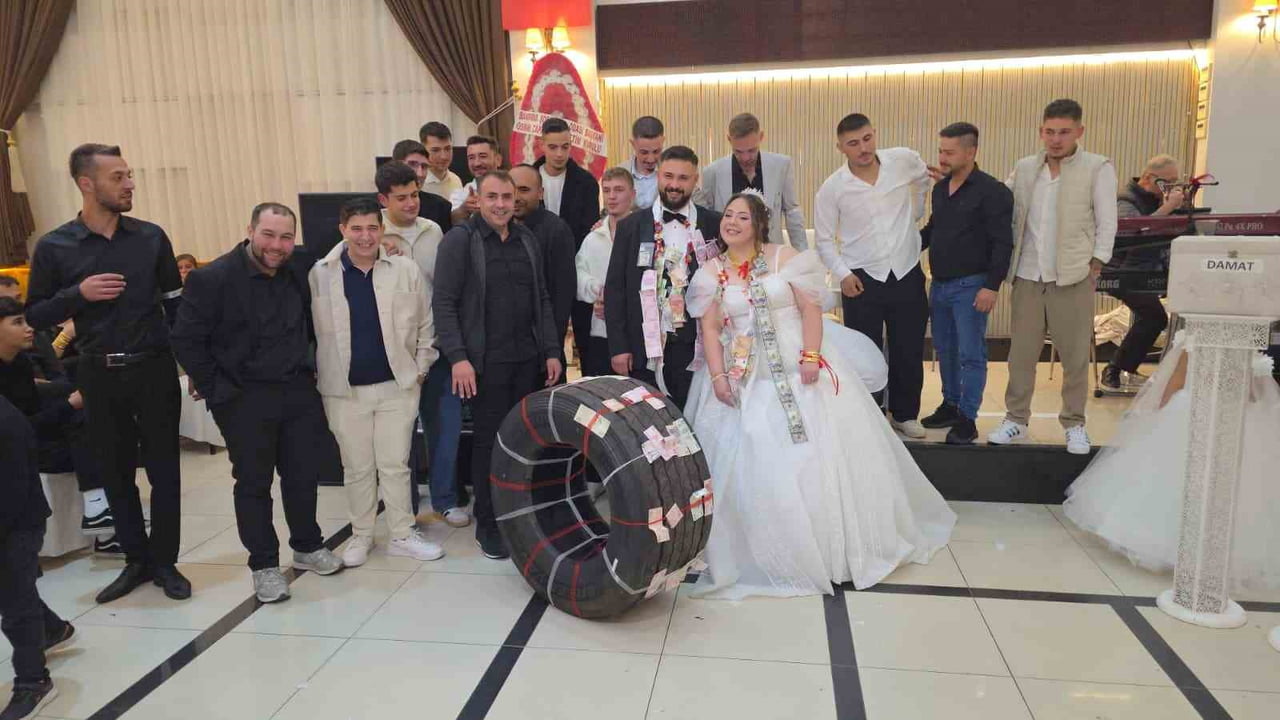 BANDIRMA'DA SABİNA KARATAY VE FAİK FIRAT KOMANOVA ÇİFTİNİN DÜĞÜNÜNDE İLGİNÇ GÖRÜNTÜLER YAŞANDI....