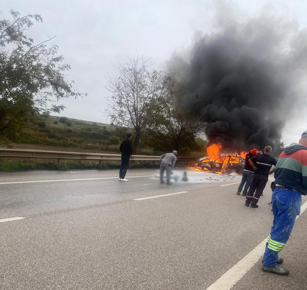 BANDIRMA-ÇANAKKALE YOLUNDA FECİ KAZA: ARAÇ ALEV ALDI, 2 KİŞİ YARALANDI