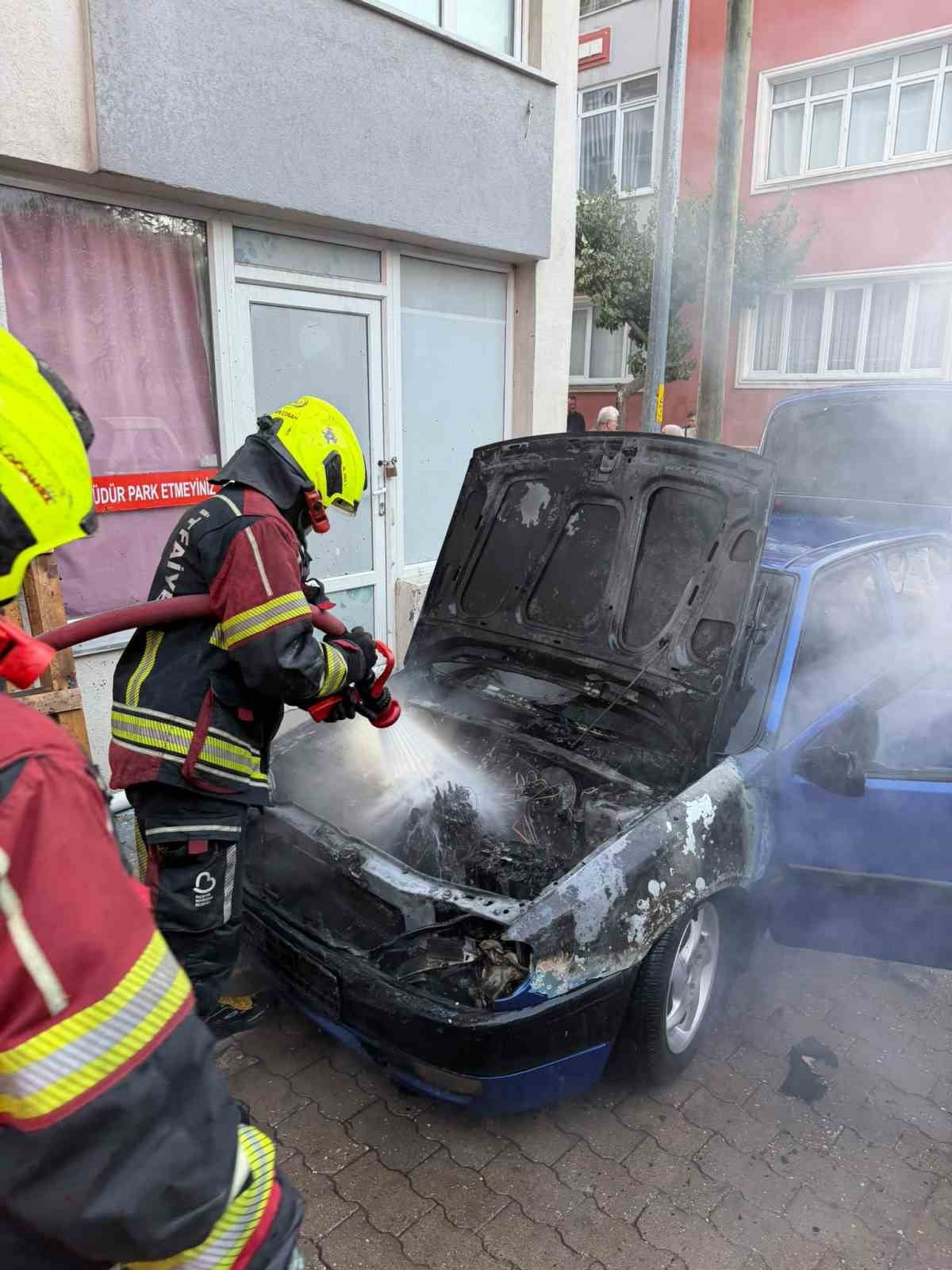 BANDIRMA’DA PARK HALİNDEKİ OTOMOBİLİN MOTOR KISMINDA YANGIN ÇIKTI