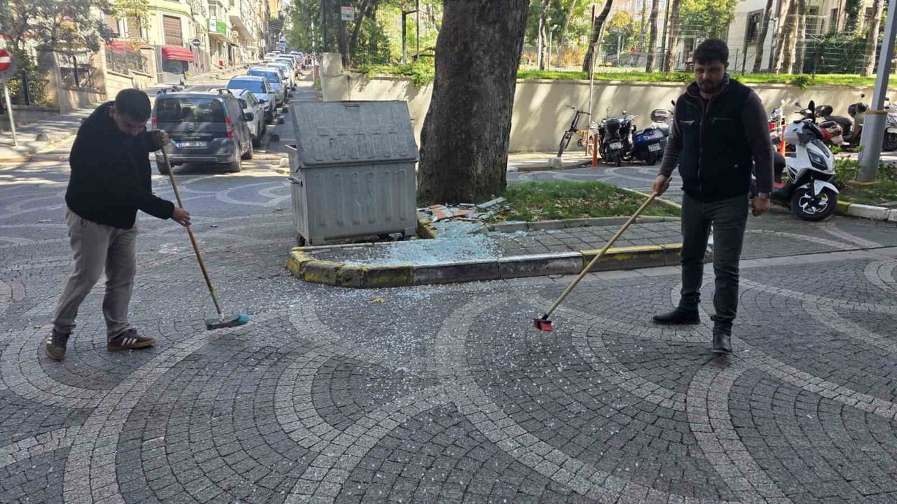 BANDIRMA’DA TADİLAT ATIKLARI YOLA SAVRULDU, DUŞAKABİN CAMLARI TUZLA BUZ OLDU