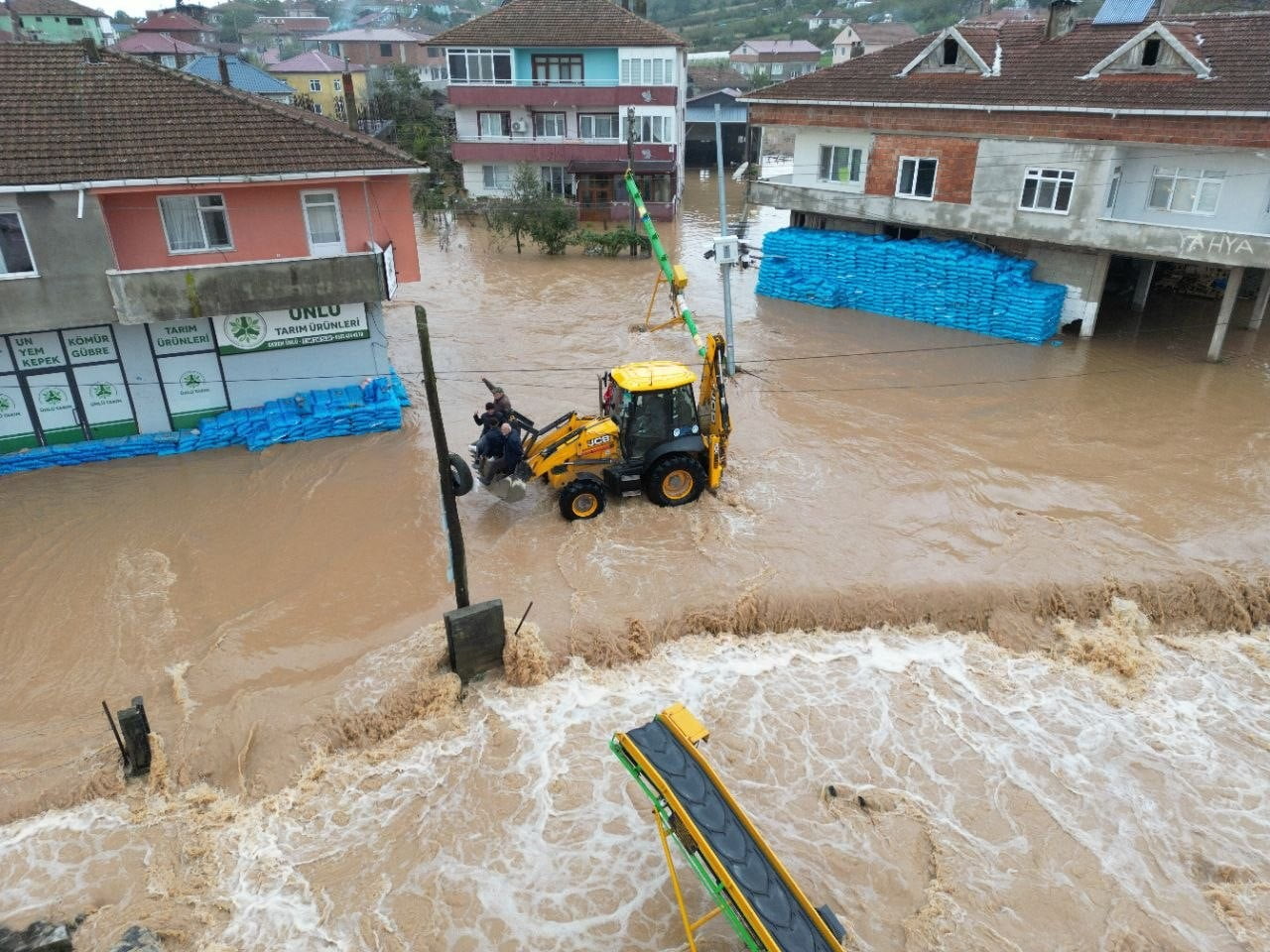 BARAJ SULARININ TAŞMASIYLA DARIÇAYIRI MAHALLESİ SULAR ALTINDA KALDI