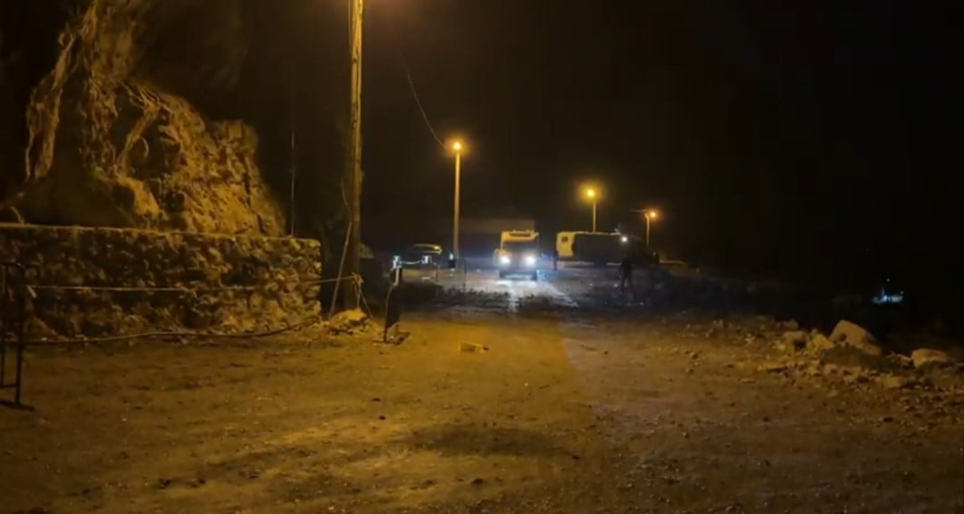 BARTIN'IN AMASRA İLÇESİNDE KAYA PARÇALARI, TURİSTLERİN KARAVANLARININ BULUNDUĞU YOLA...
