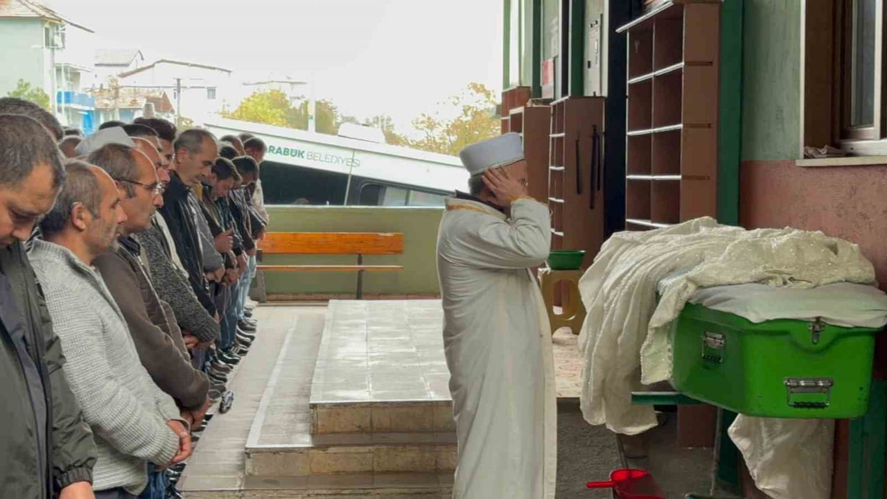 BARTIN-KARABÜK KARA YOLUNDA YOLCU MİNİBÜSÜNÜN TIRA ÇARPTIĞI KAZADA AĞIR YARALANAN 23 YAŞINDAKİ...