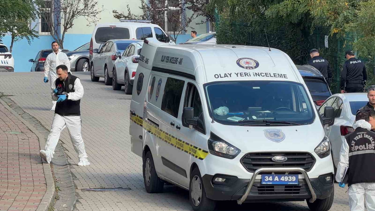 BAŞAKŞEHİR'DE LİSE ÖĞRENCİSİ BİR KIZ, FORMA GİYEREK GELDİĞİ ESKİ ORTA OKULUNDA 6 ÖĞRENCİYİ...