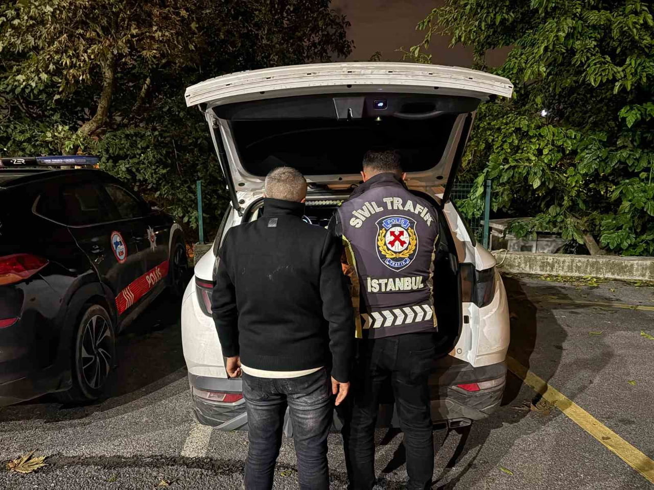 BAŞAKŞEHİR'DE YOLU KESEREK TRAFİK GÜVENLİĞİNİ TEHLİKEYE DÜŞÜREN 2 SÜRÜCÜYE TOPLAM 384 BİN 712 TL...