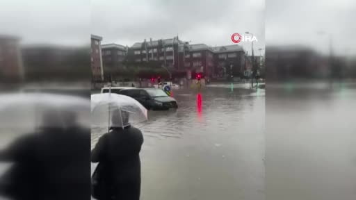 Başakşehir’de yolları su bastı, araçlar mahsur kaldı
