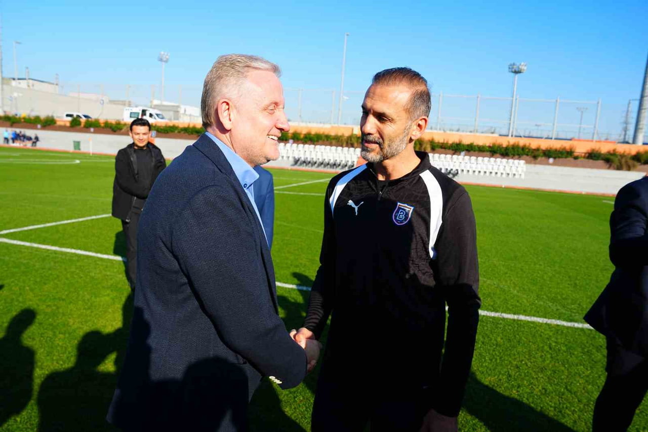 BAŞAKŞEHİR İLE RUSYA TEMSİLCİSİ ZENİT’İN VETERAN FUTBOLCULARI, GÖSTERİ MAÇINDA KARŞI KARŞIYA...