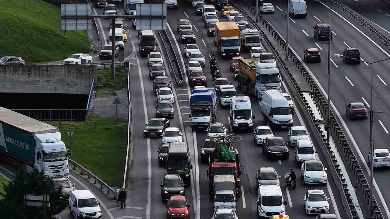 BASIN EKSPRES YOLU'NDA KİLİTLENEN TRAFİKTE İLERLEMEYE ÇALIŞAN AMBULANSIN SANİYELERLE YARIŞI DRON...
