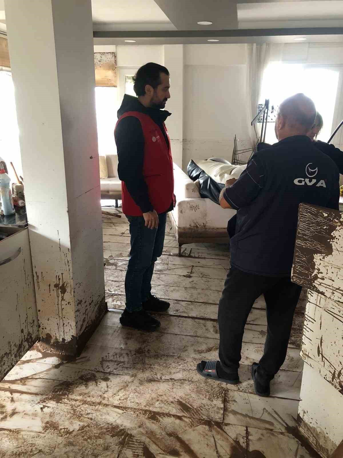 BAŞİSKELE BELEDİYESİ GÖNÜL BAĞI EKİPLERİ, SAĞANAĞIN ARDINDAN SEL VE SU BASKINLARINDAN ETKİLENEN...