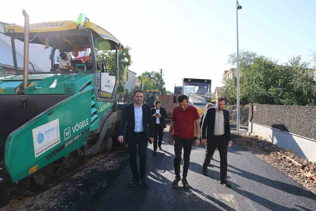 BAŞİSKELE BELEDİYESİ TARAFINDAN YEŞİLYURT MAHALLESİ'NDE SÜRDÜRÜLEN ASFALT ÇALIŞMALARIYLA YOLLARIN...