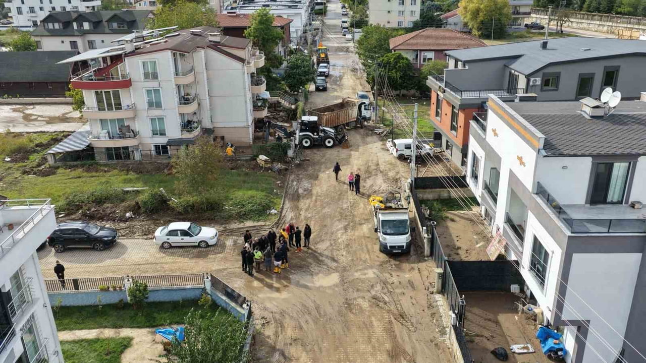 BAŞİSKELE’DE SELİN ARDINDAN 142 ARAÇ VE 337 PERSONELLE TEMİZLİK, ALTYAPI ONARIMI VE YARDIM...
