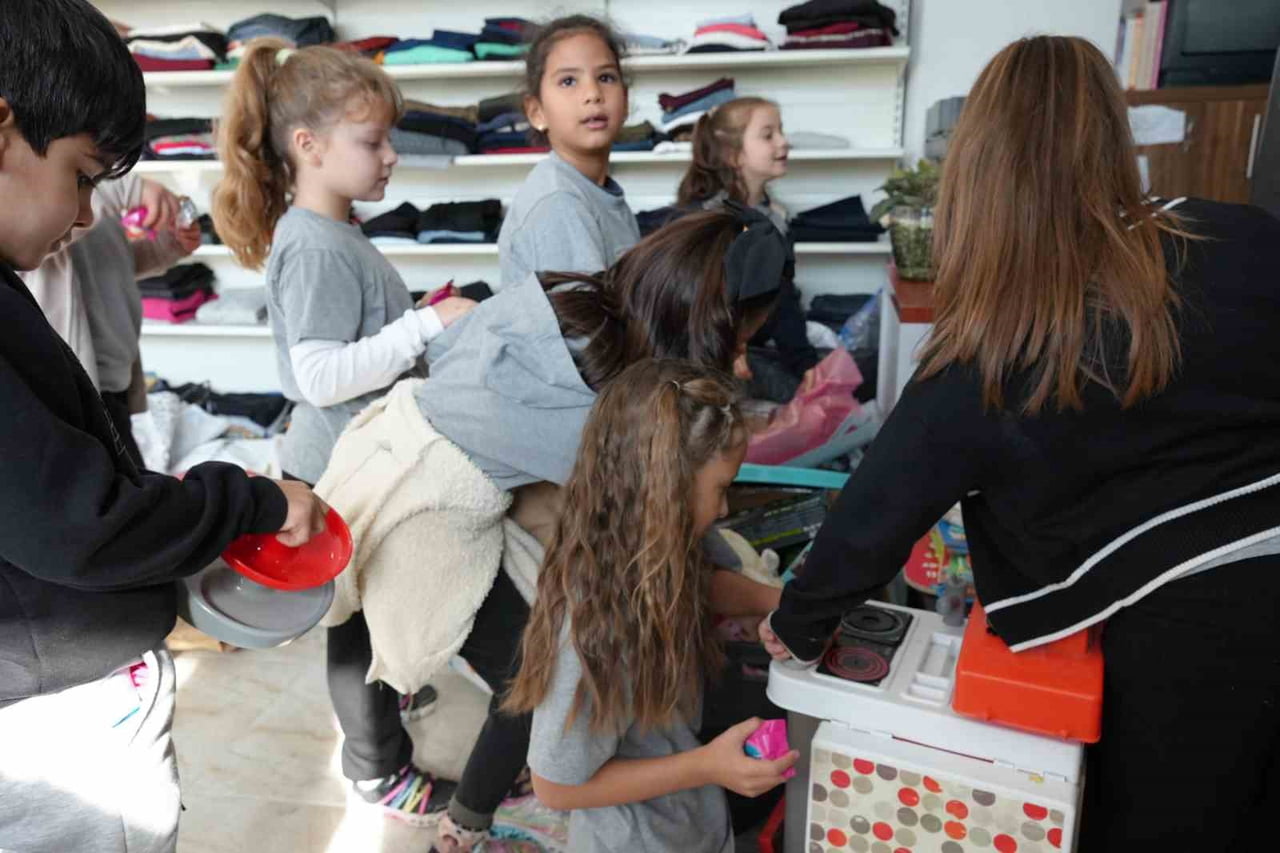 BAŞİSKELE İLÇESİNDE AYDINKENT İLKOKULU 2-C SINIFI ÖĞRENCİLERİ, ARALARINDA TOPLADIKLARI ÜRÜNLERİ...