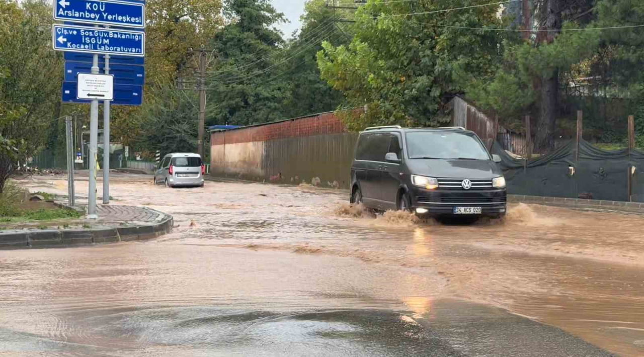 BAŞİSKELE İLÇESİNDE SAĞANAK YAĞIŞ NEDENİYLE CADDE, SOKAK, EV, DEPO VE SERALAR SULAR ALTINDA...