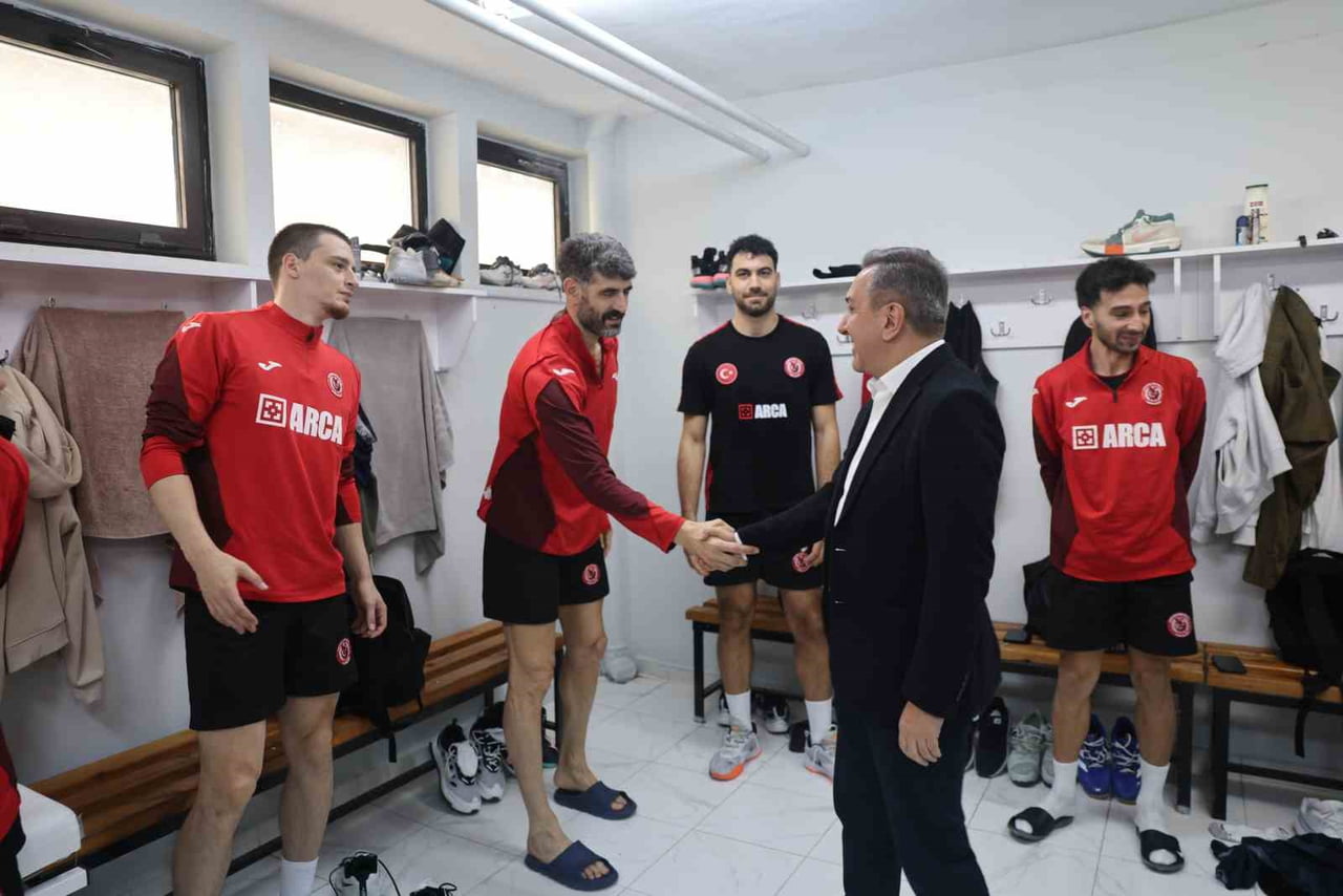 BAŞKAN DERE OYUNCULARLA BİR ARAYA GELDİ