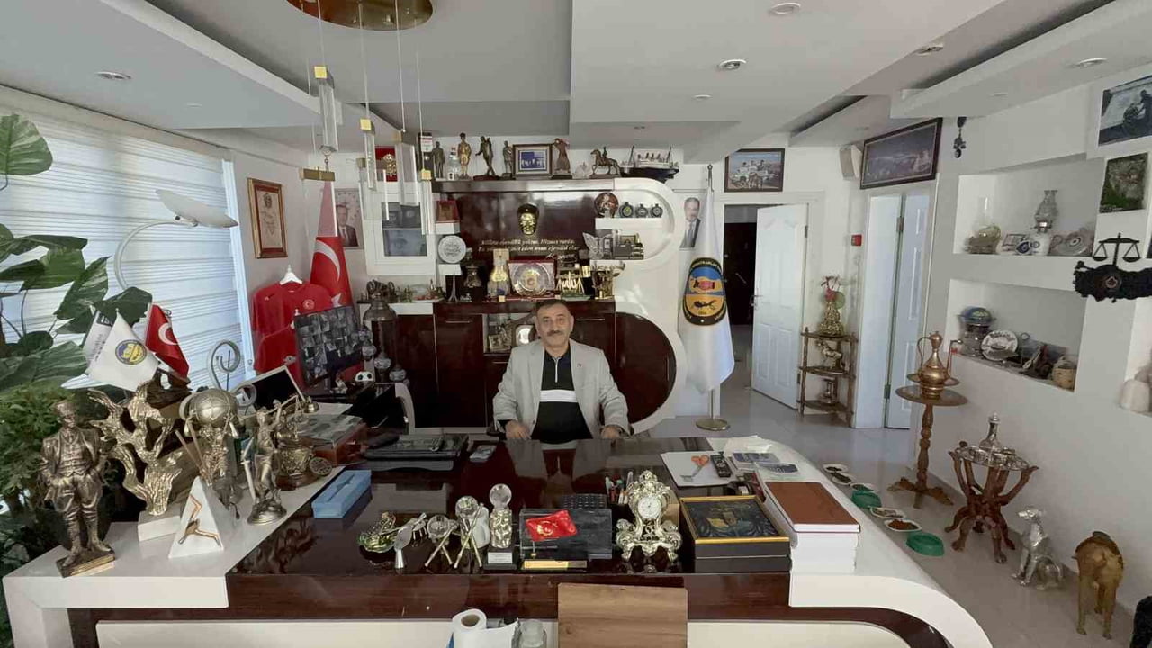 BAŞKAN METİN SİNECEK’İN MAKAM ODASI, GEÇMİŞ DÖNEMLERDE ESNAF VE SANATKARLARIN EL EMEĞİ VE GÖZ...