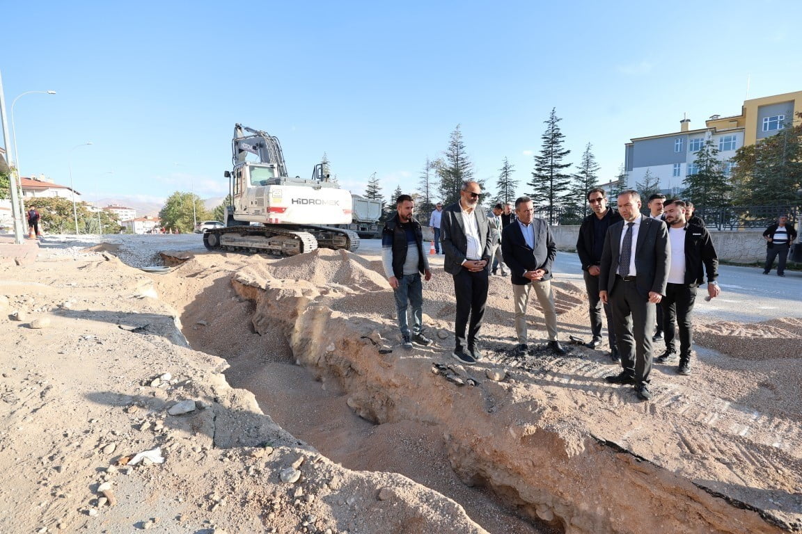 BAŞKAN ÖZDEMİR ÖZBELDE MEVKİİNDE ALTYAPI ÇALIŞMALARINI YERİNDE İNCELEDİ