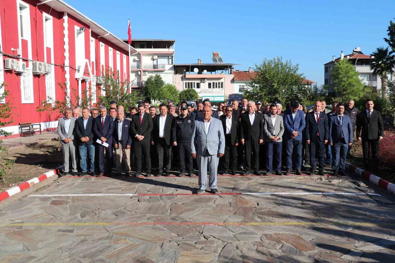 BAŞKAN ÖZEL, MUHTARLARIN GÜNÜNÜ KUTLADI