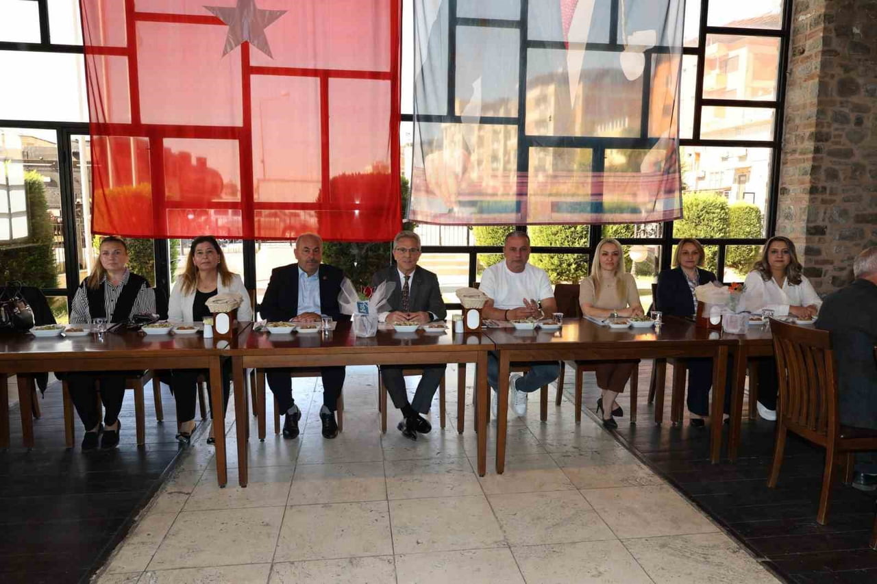 BAŞKAN TETİK, YEMEKTE MUHTARLARLA BİR ARAYA GELDİ