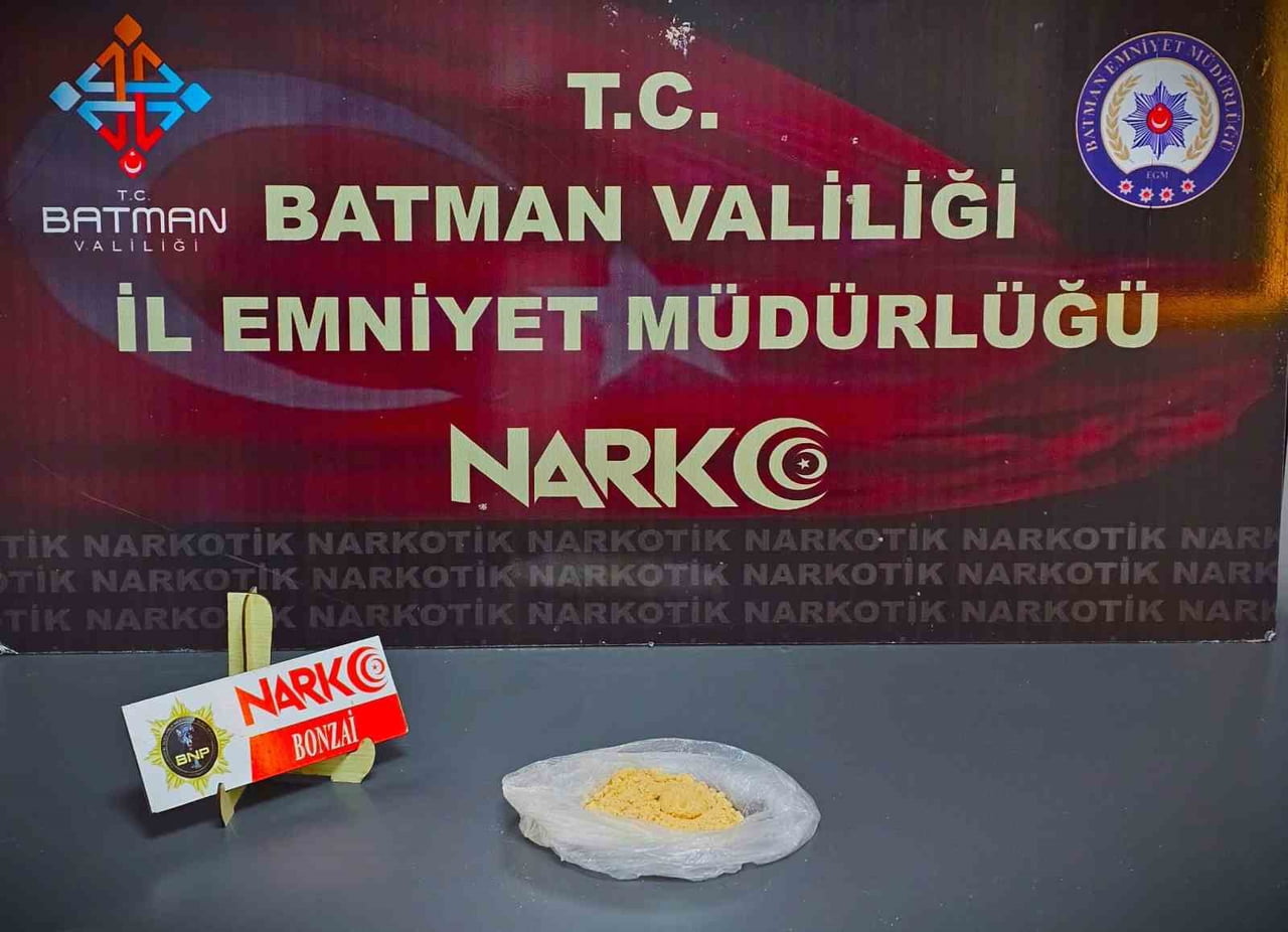 BATMAN'DA ÜZERLERİNDE UYUŞTURUCUYLA YAKALANAN 2 KİŞİ, ÇIKARILDIKLARI MAHKEMECE TUTUKLANARAK...
