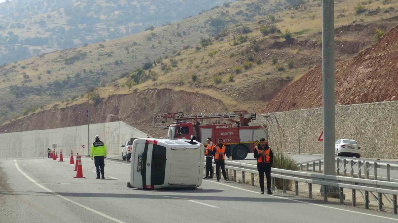 BATMAN'IN GERCÜŞ İLE HASANKEYF ARASINDA SEYİR HALİNDEYKEN KONTROLDEN ÇIKARAK TAKLA ATAN OTOMOBİL...