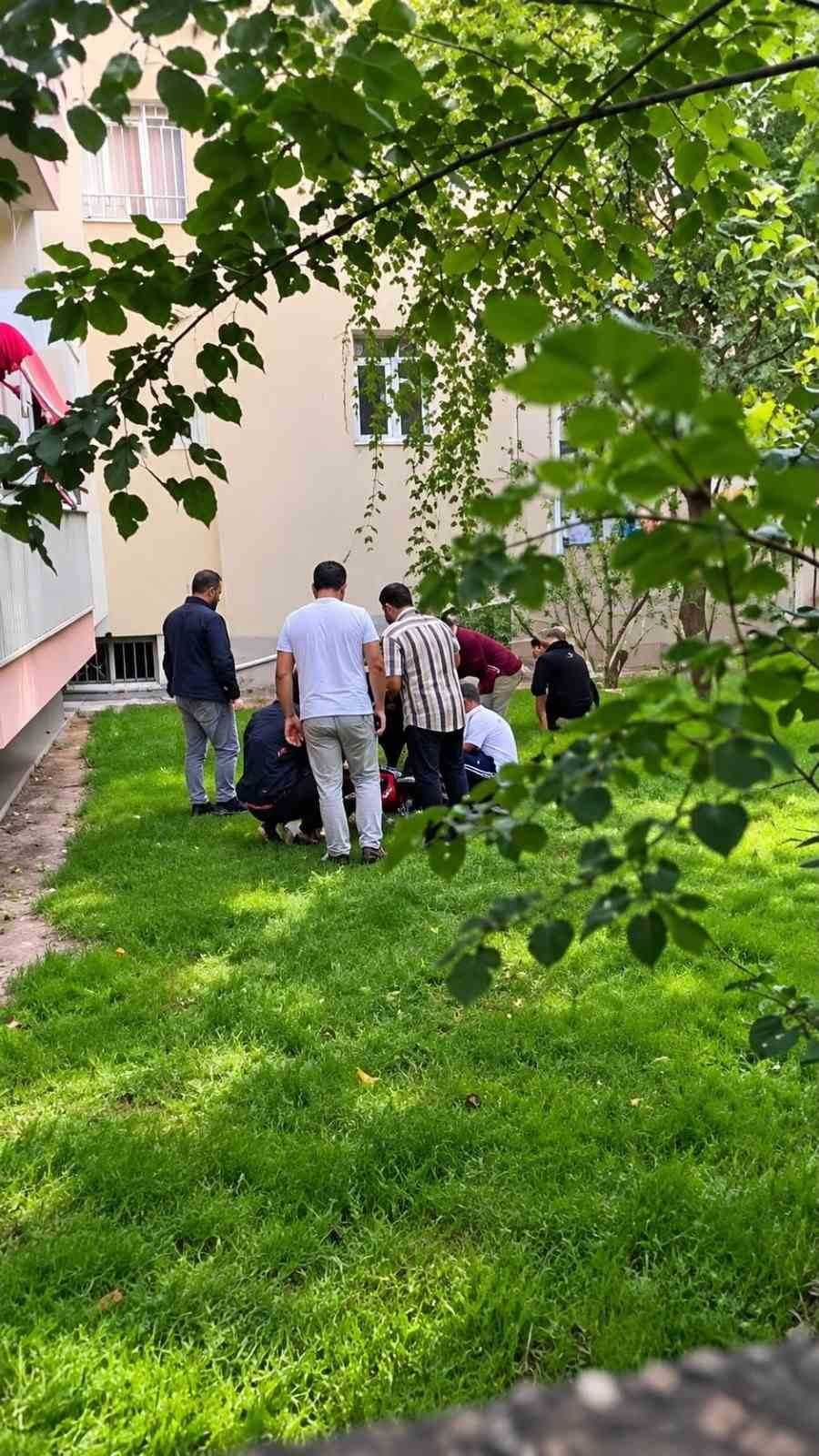 BATMAN’DA 5 KATLI BİR BİNANIN İKİNCİ KATINDAN DÜŞEN 17 YAŞINDAKİ KIZ YARALANDI.