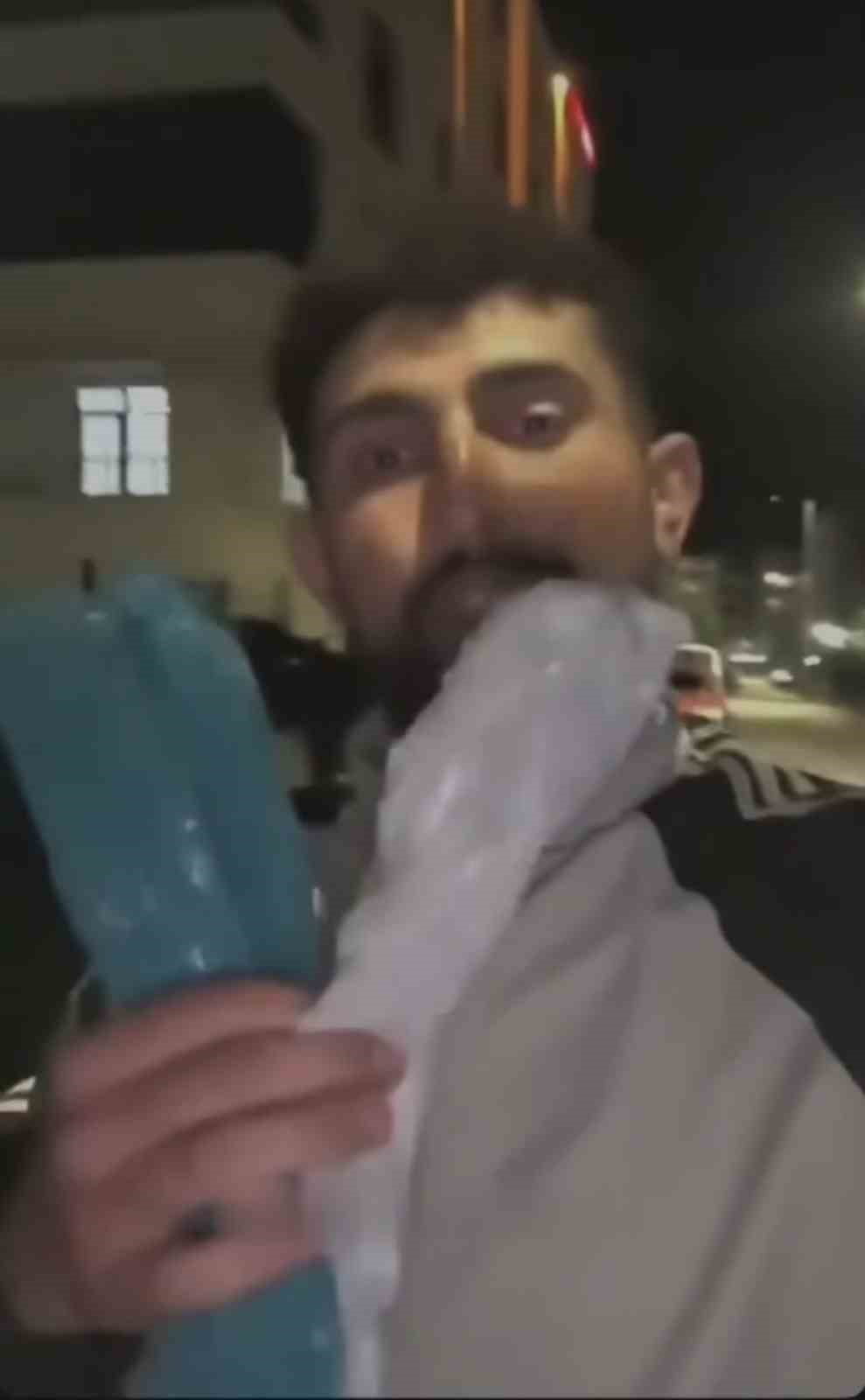 BATMAN’DA AŞIRI YAĞIŞLARIN ARDINDAN ÇAMLITEPE MAHALLESİ ÇAMUR İÇİNDE KALIRKEN, BİR VATANDAŞ BATMAN...